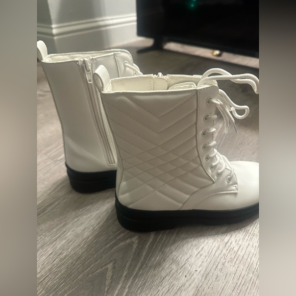 White small boots girl size 4 - Picture 4 of 7